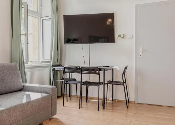 Cozy 2-bedroom Near Prater & Danube Wenen