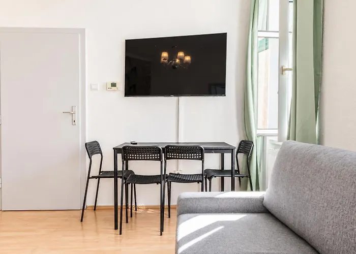 Cozy 2-bedroom Near Prater & Danube Wenen