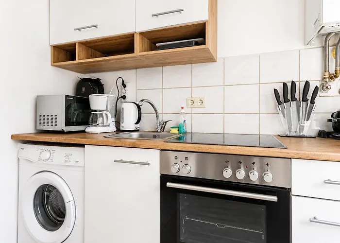 Cozy 2-bedroom Near Prater & Danube Wenen